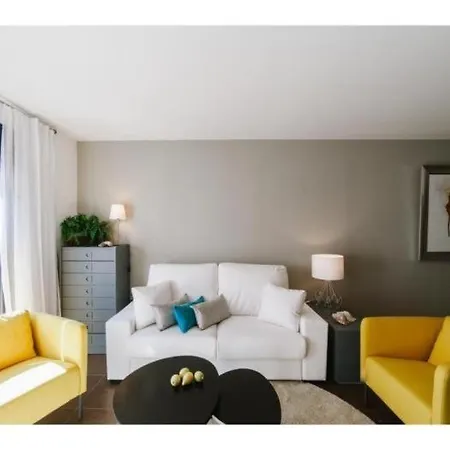 Apartment Spaces Deluxe Apartment- 3 Bedroom, 2 Bathroom, Next To Beach, Sleeps 6 *