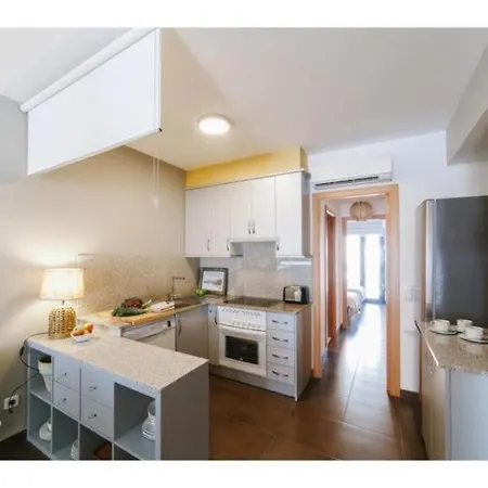 Spaces Deluxe Apartment- 3 Bedroom, 2 Bathroom, Next To Beach, Sleeps 6 Apartment